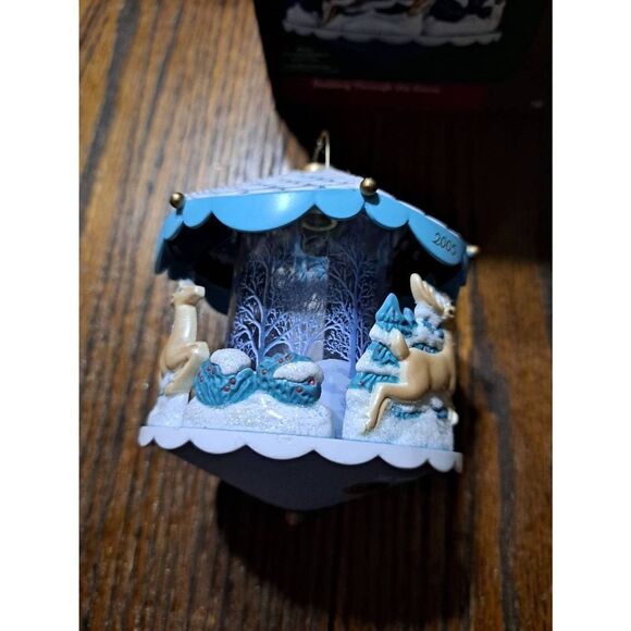 2005 Carlton Cards Heirloom Dashing Through the Snow Christmas Holiday Ornament - Picture 4 of 8